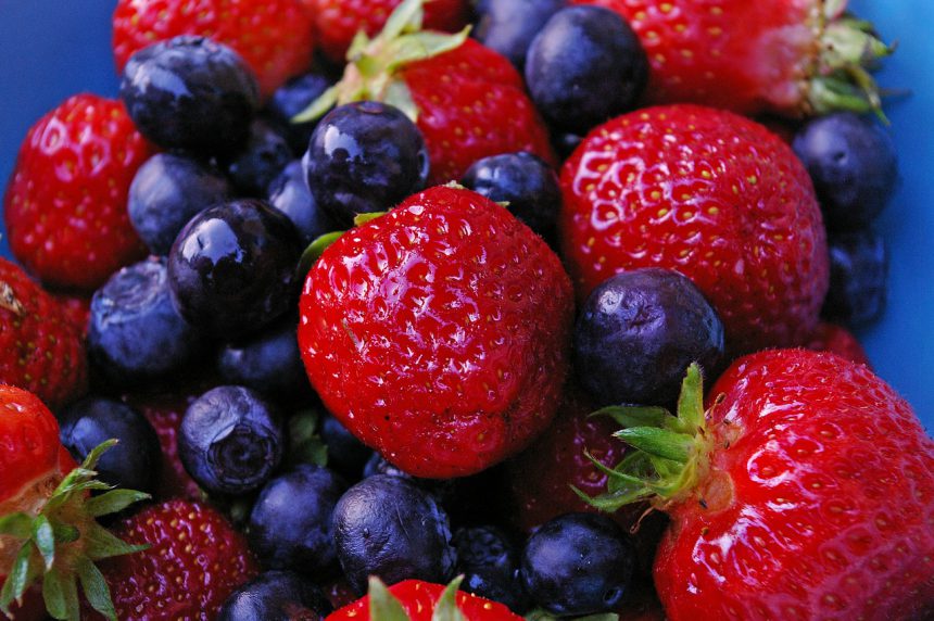 Jakie owoce warto jeść w lipcu i w sierpniu?