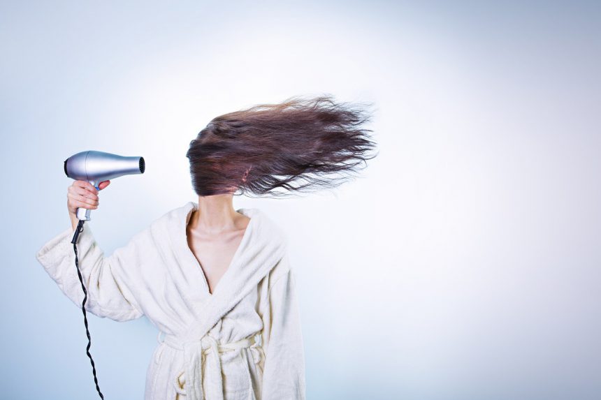 Co może być przyczyną wypadania włosów u kobiet i jak poradzić sobie z tym problemem?