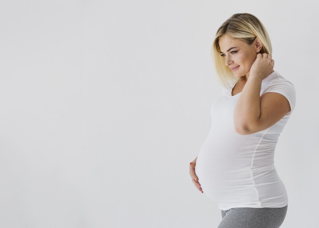 Plastyka piersi – przed czy po ciąży?