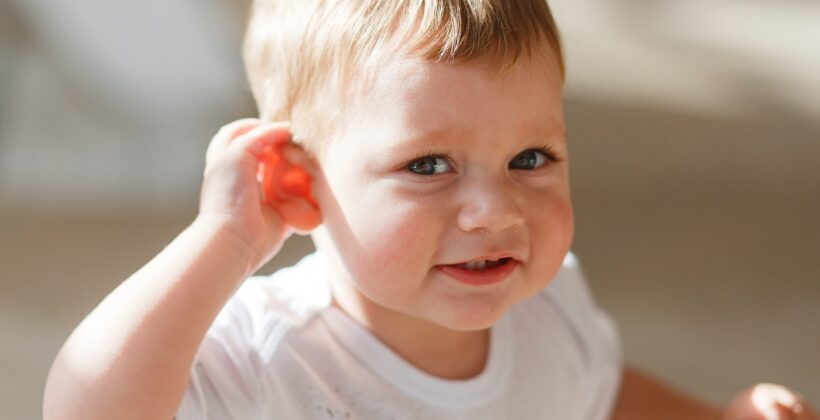 Odstające uszy u dzieci – kiedy wykonać zabieg?