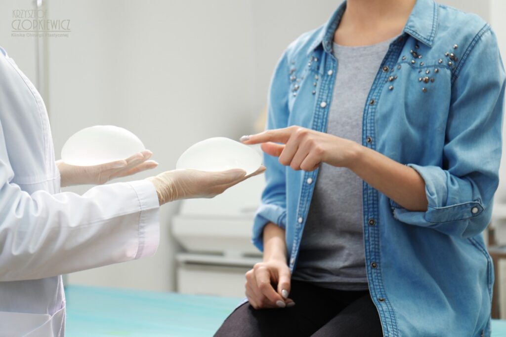 podniesienie piersi z implantami